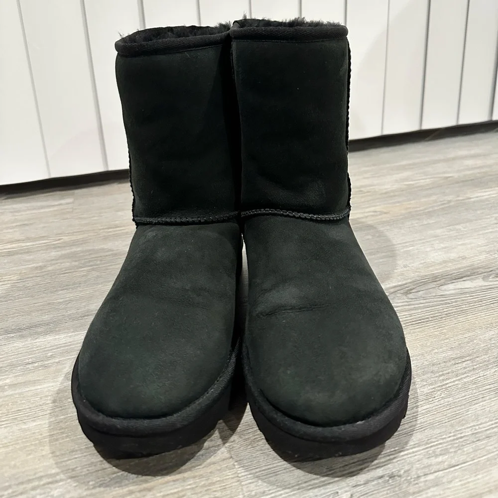 UGG Classic II Short Boot in Black Women’s size 8 - Picture 2 of 8